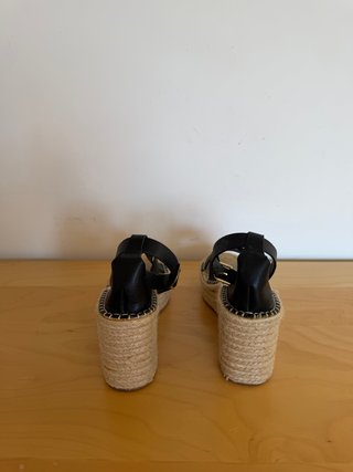 Sandalias cuña negras y beige