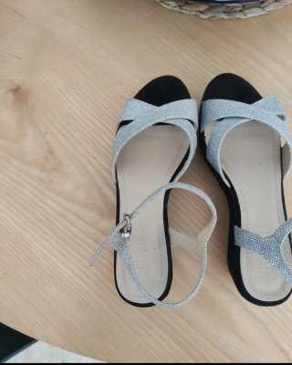 Sandalias cuña purpurina plata y negro