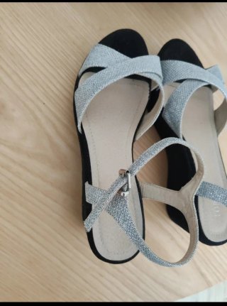 Sandalias cuña purpurina plata y negro