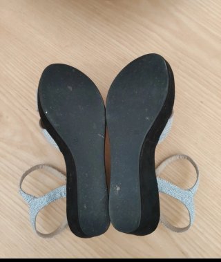 Sandalias cuña purpurina plata y negro