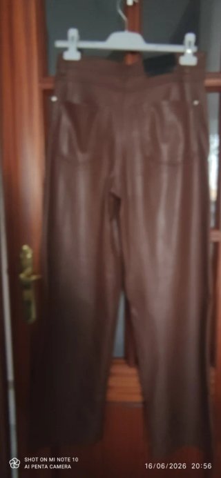 Pantalón efecto piel