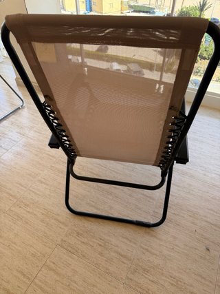 Tumbona plegable beige y negra