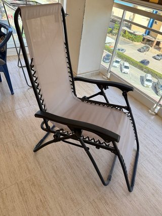 Tumbona plegable beige y negra
