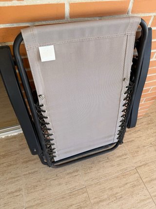 Tumbona plegable beige y negra