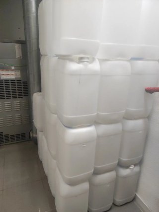 Garrafas de plástico blancas