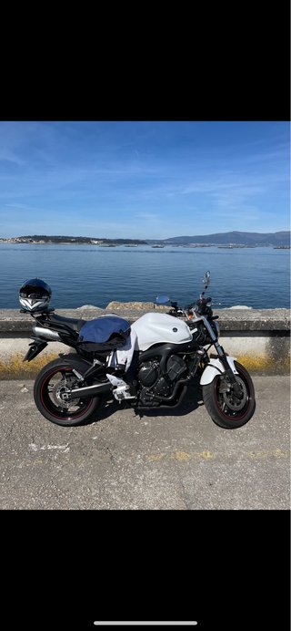 Yamaha FZ6 S2 Naked Blanca y Roja