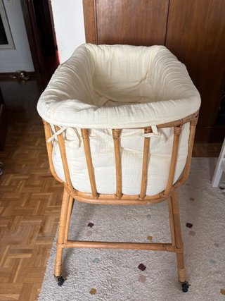 Moisés de ratán con ruedas. AlxAnxfondo84x77x45 cm