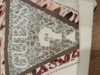 Camiseta Guess Beige con logo con brillo