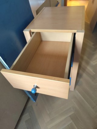 Cajonera de madera y azul