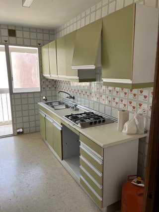 Muebles de cocina verdes y blancos