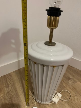 Lámpara de mesa beige y naranja