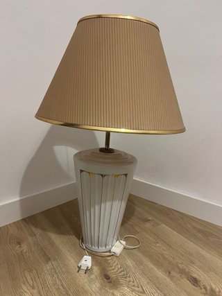 Lámpara de mesa beige y naranja