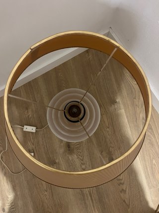 Lámpara de mesa beige y naranja