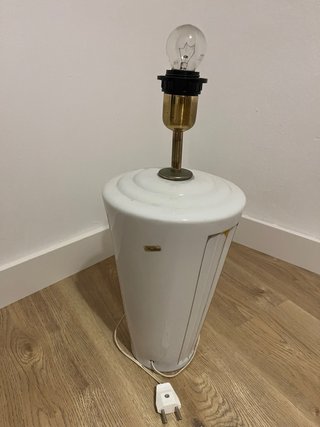 Lámpara de mesa beige y naranja