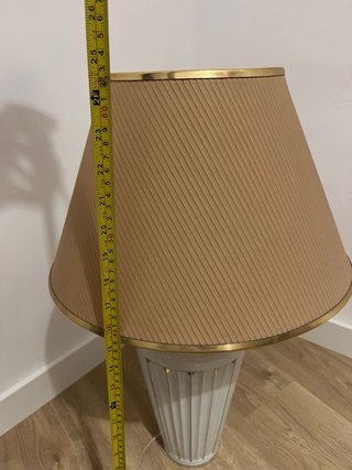 Lámpara de mesa beige y naranja