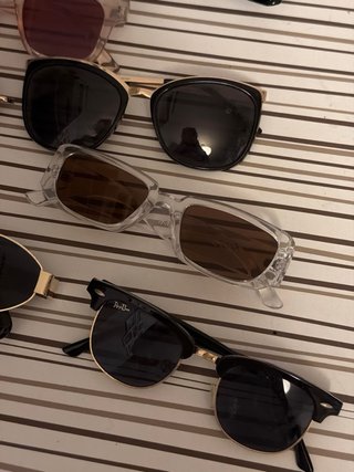 Gafas de sol negras y doradas
