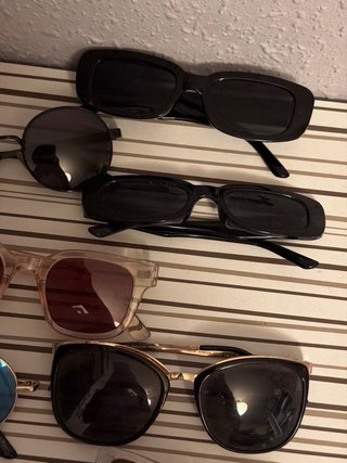 Gafas de sol negras y doradas