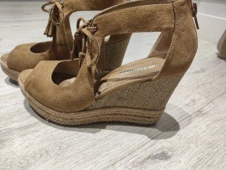 Zapatos de cuña beige y marrón