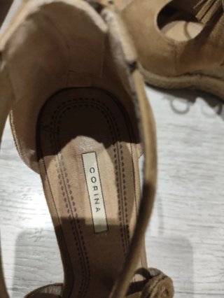 Zapatos de cuña beige y marrón