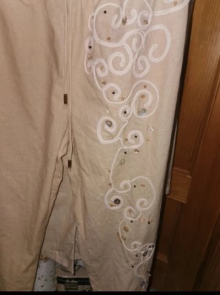 Traje de señora beige bordado
