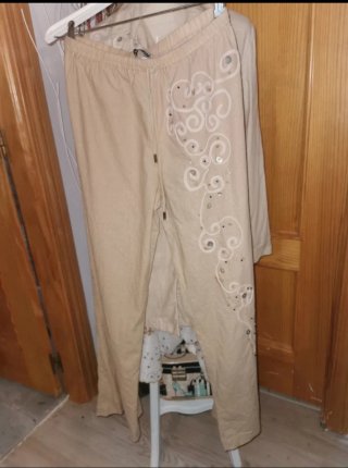 Traje de señora beige bordado
