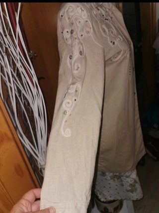 Traje de señora beige bordado