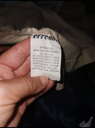 Traje de señora beige bordado