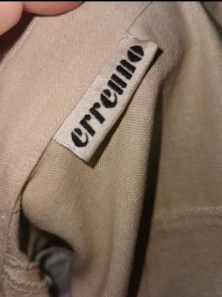 Traje de señora beige bordado