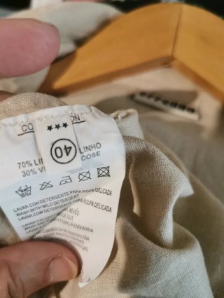 Traje de señora beige bordado
