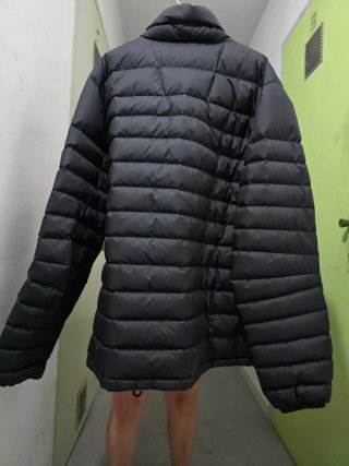 Chaqueta de plumas negra y naranja