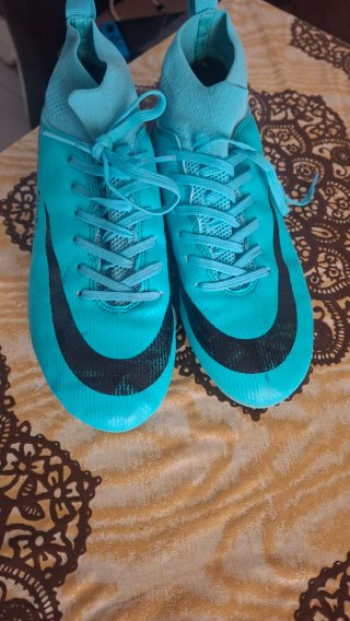 Zapatos de fútbol Nike talla 42