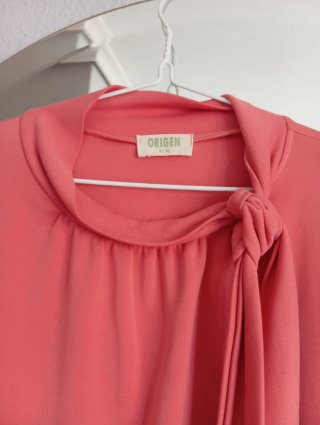 Blusa rosa con lazada
