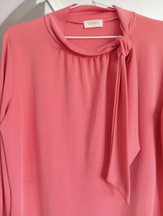 Blusa rosa con lazada