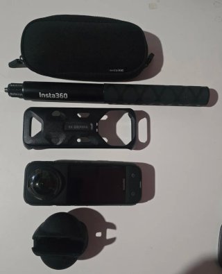 Insta360 X4 con accesorios