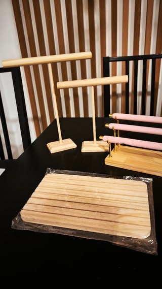 Expositor de Joyas de Madera y Rosa