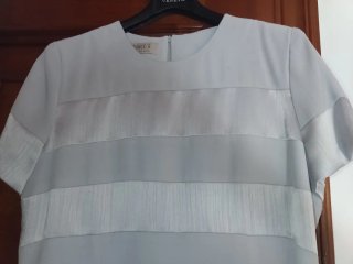 Traje gris claro: vestido y chaqueta