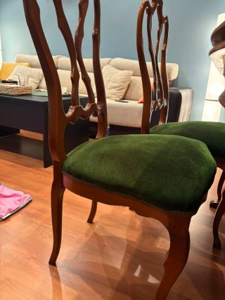 Mesa de comedor de madera con sillas de terciopelo