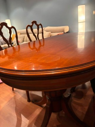 Mesa de comedor de madera con sillas de terciopelo