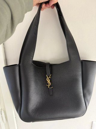Borsa Yves Saint Laurent nera con logo oro