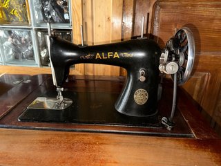 Máquina de coser Alfa antigua con mueble