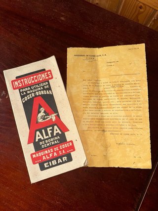 Máquina de coser Alfa antigua con mueble