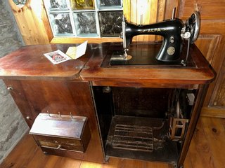 Máquina de coser Alfa antigua con mueble
