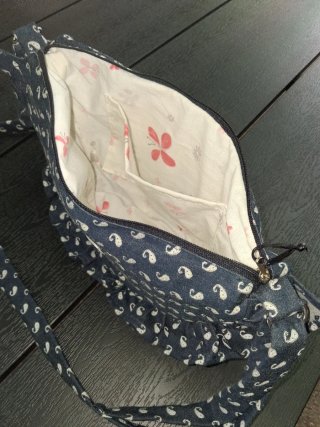 Bolso azul con volantes en tela vaquera