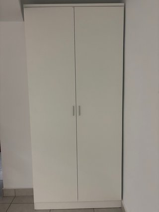 Perchero de madera con espejo y estantes