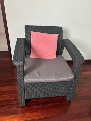 Perchero de madera con espejo y estantes