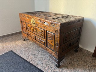 Perchero de madera con espejo y estantes