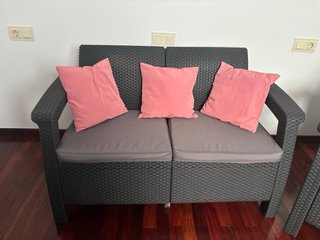 Perchero de madera con espejo y estantes