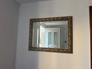 Perchero de madera con espejo y estantes