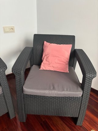 Perchero de madera con espejo y estantes