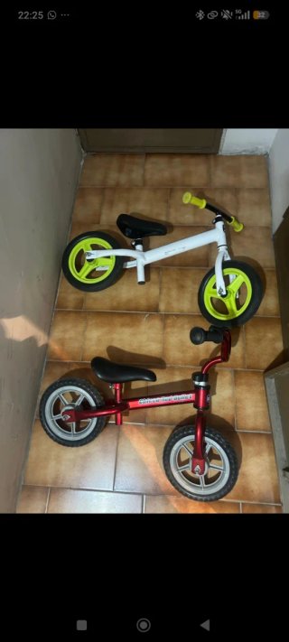 Bici sin pedales blanca y roja. 15€ cada una.